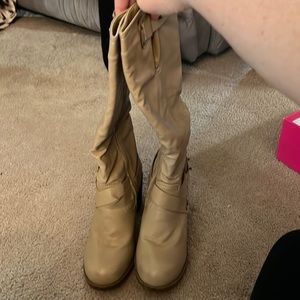 Bumper Women’s beige boots size 7.5